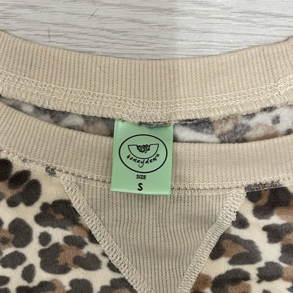 HONEYDEW Matching Cheetah Sweatsuit. Both size Small. Super cozy! - Picture 4 of 7